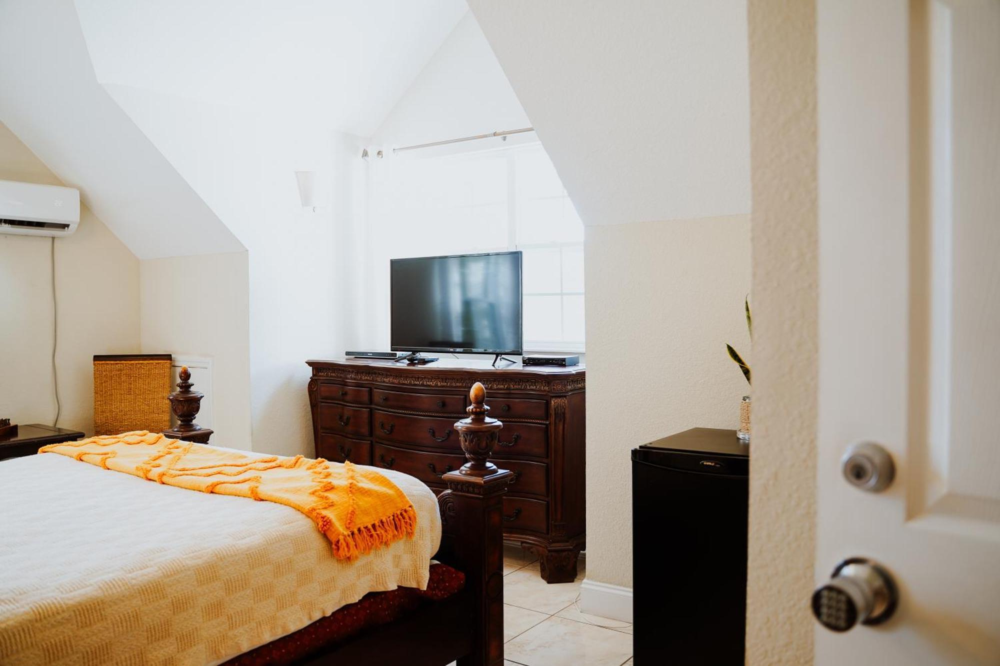 Shangri-La Boutique Bed & Breakfast West Bay Εξωτερικό φωτογραφία