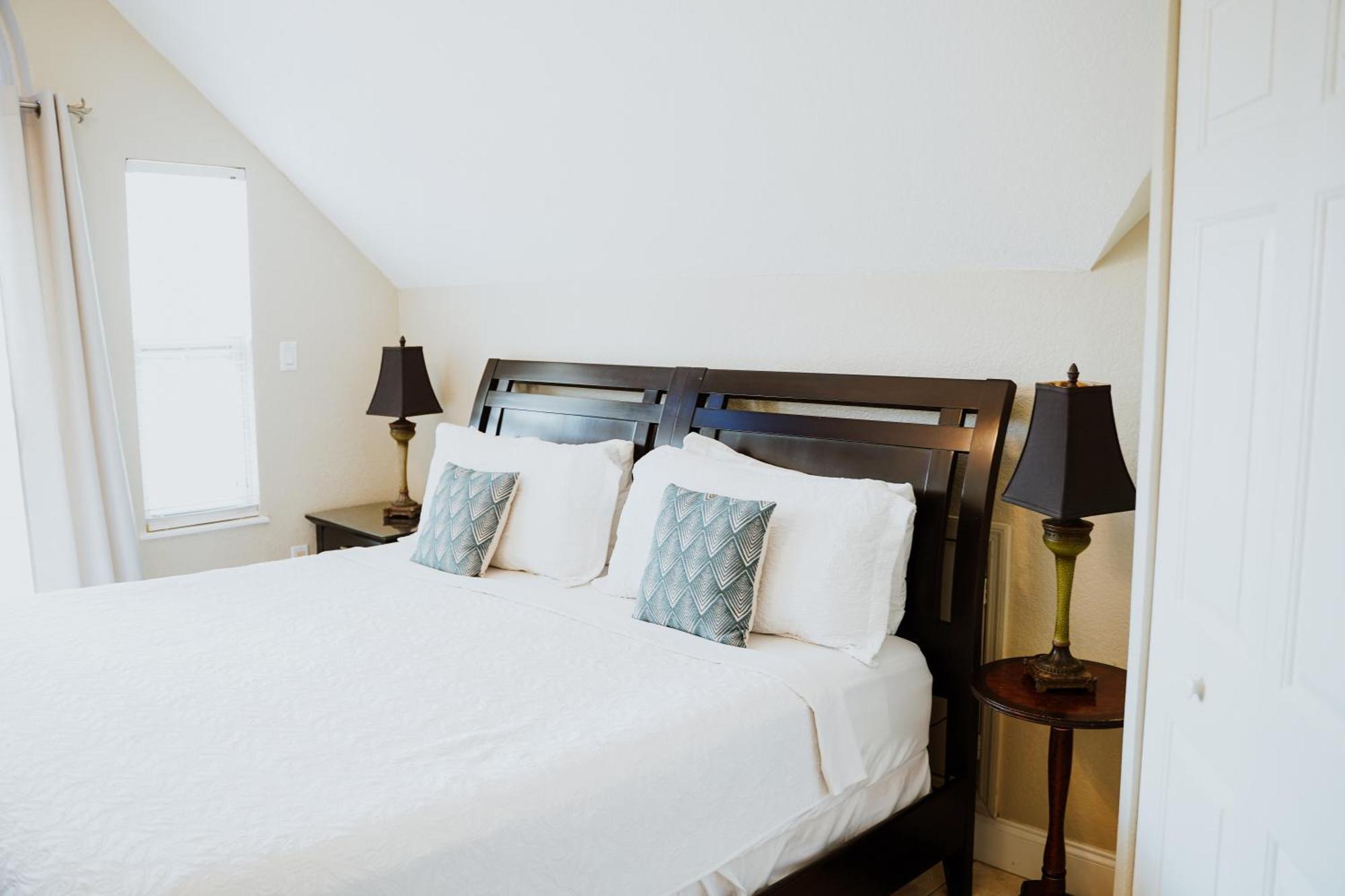 Shangri-La Boutique Bed & Breakfast West Bay Εξωτερικό φωτογραφία