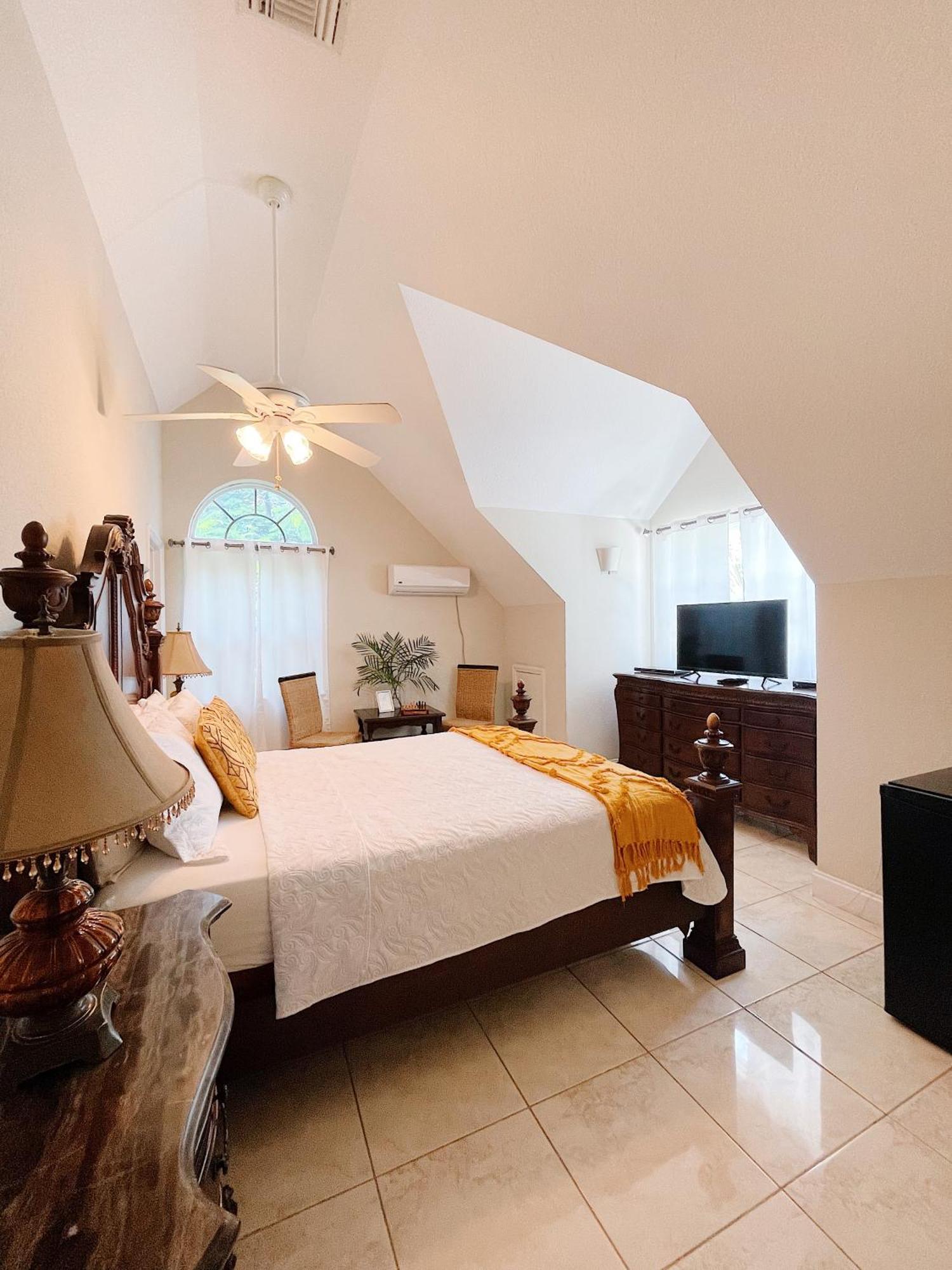 Shangri-La Boutique Bed & Breakfast West Bay Εξωτερικό φωτογραφία