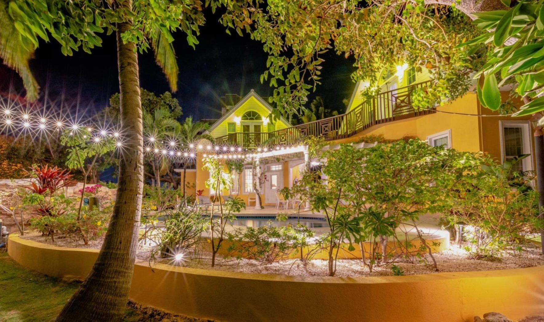 Shangri-La Boutique Bed & Breakfast West Bay Εξωτερικό φωτογραφία