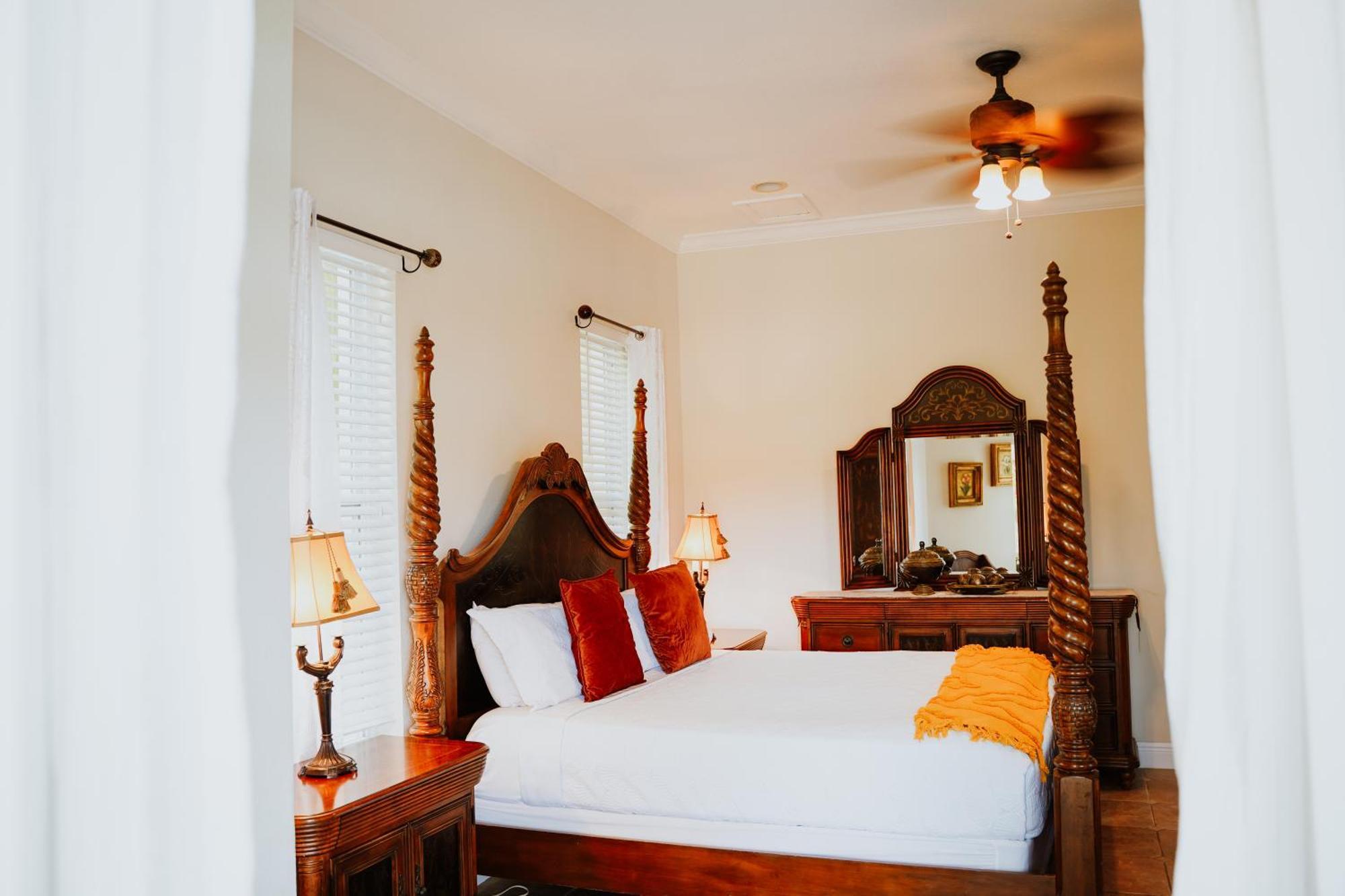 Shangri-La Boutique Bed & Breakfast West Bay Εξωτερικό φωτογραφία